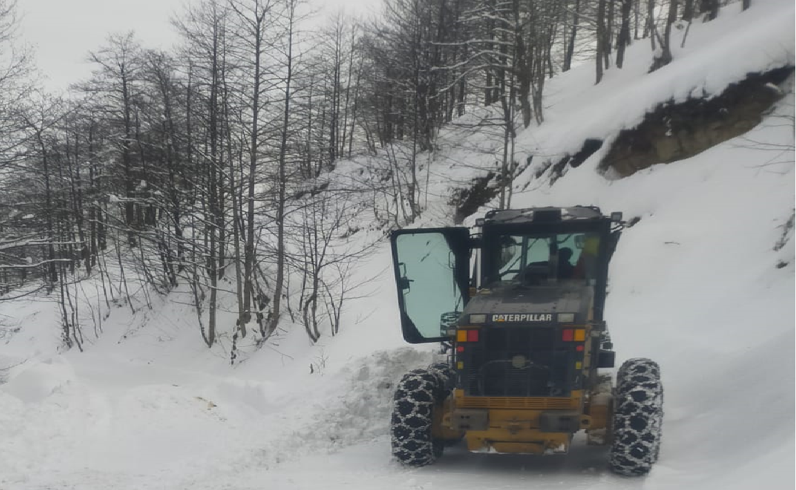 KAR VE BUZLA MÜCADELE ÇALIŞMALARINA ARA VERİLMEDEN DEVAM EDİLİYOR