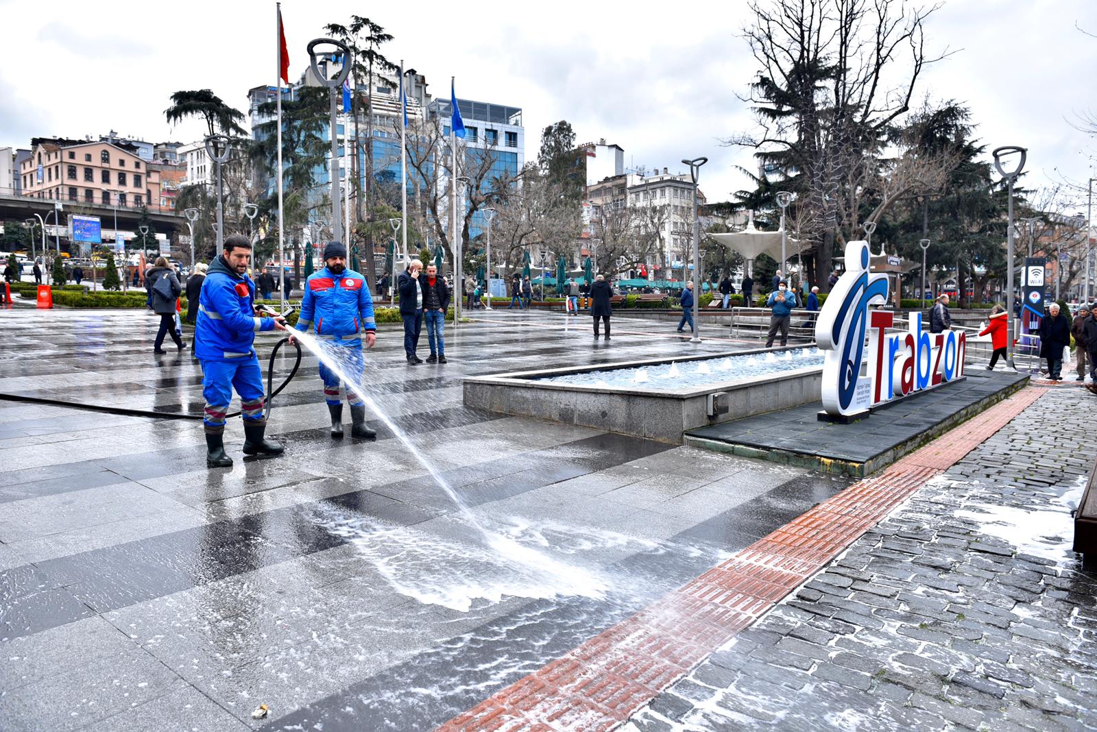 TRABZON’DA CADDE VE SOKAKLAR KORONAVİRÜSE KARŞI TEMİZLENİYOR