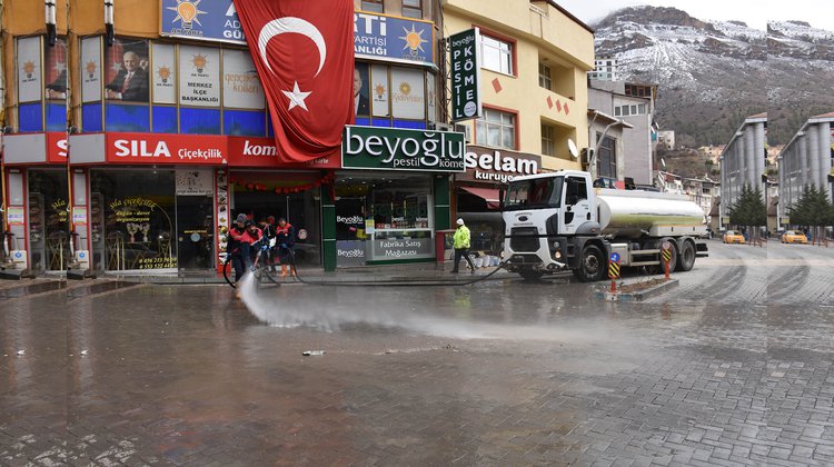 CADDELER YIKANARAK DEZENFEKTE EDİLİYOR