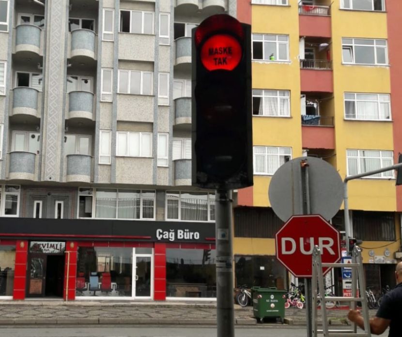 “MASKE TAK” UYARISI, RİZE’DE SİNYALİZASYON SİSTEMİNE YERLEŞTİRİLDİ