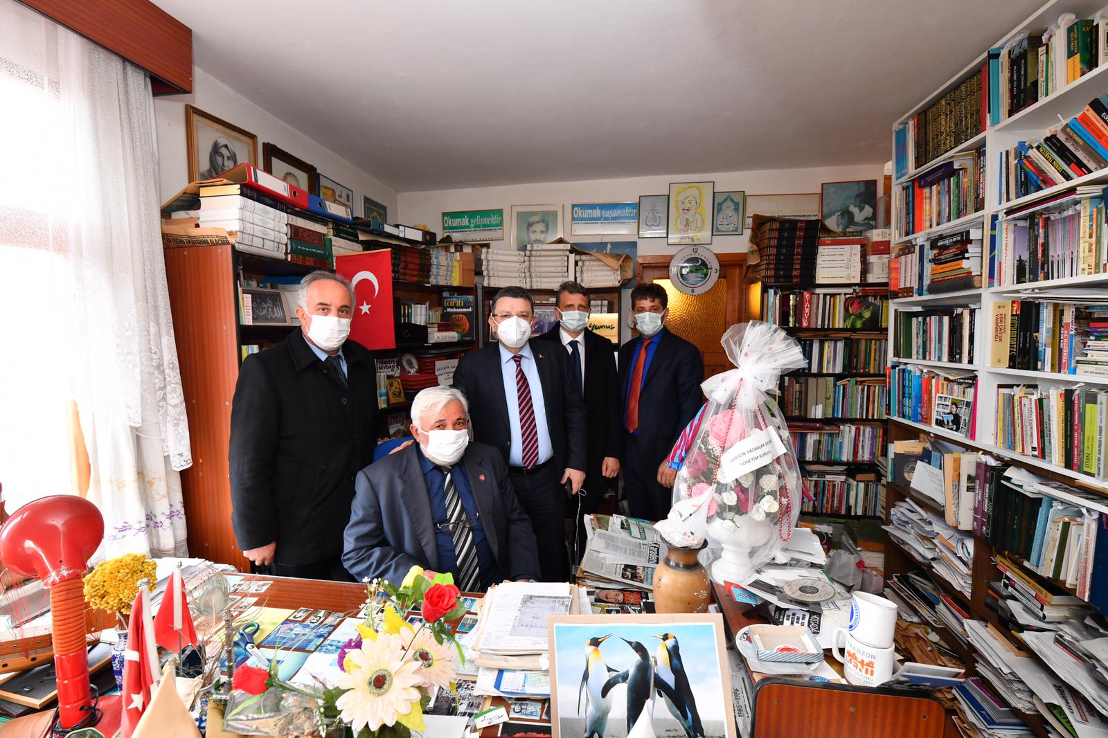 Yazar Mustafa Yazıcı kitaplarını Ortahisar Belediyesi’ne bağışladı