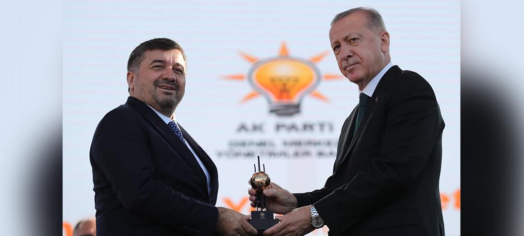 ŞENLİKOĞLU ÖDÜLÜNÜ CUMHURBAŞKANI ERDOĞAN’IN ELİNDEN ALDI